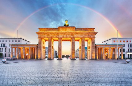 Berlin Brandenburger gate with rainbow.  - Urheber @ TTstudio